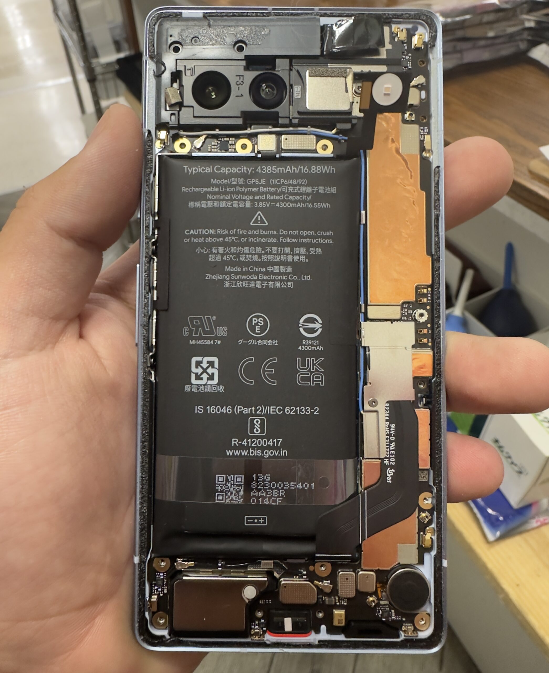 スマートフォン内部のバッテリー点検例